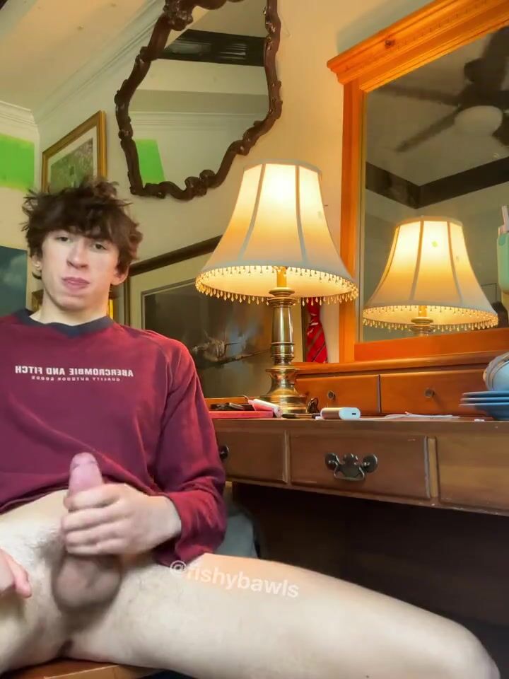 Der preppy typ schmeckt seine sahne