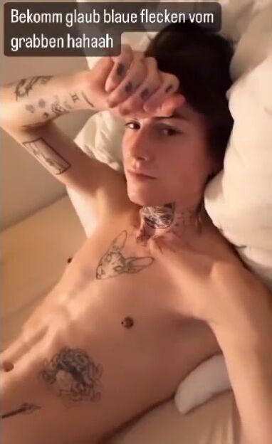 Twink tatuado mostra seu corpo bonito