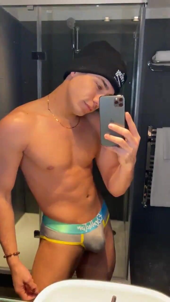 Muscle boy shows off on selfie porn cam