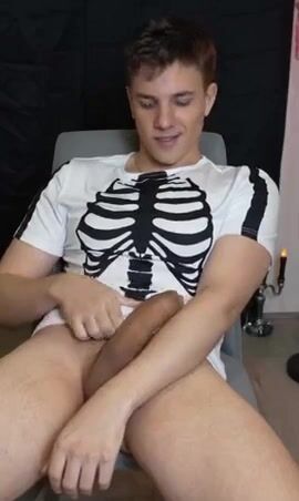 Belo twink sorri enquanto papai desliza sem capa até o fundo