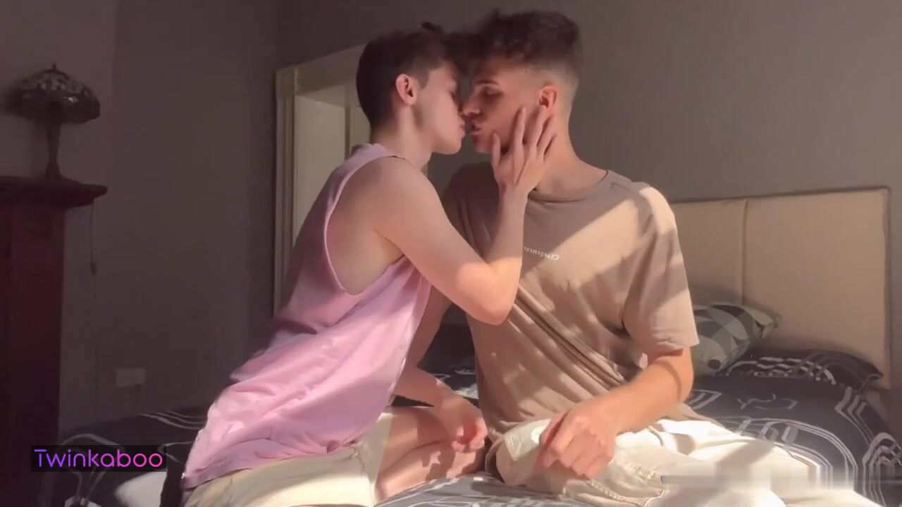 Jeunes garçons jouent avec des bites et des culs