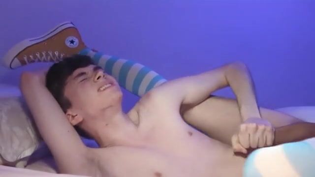 Garoto flexível se masturbando bonito na câmera