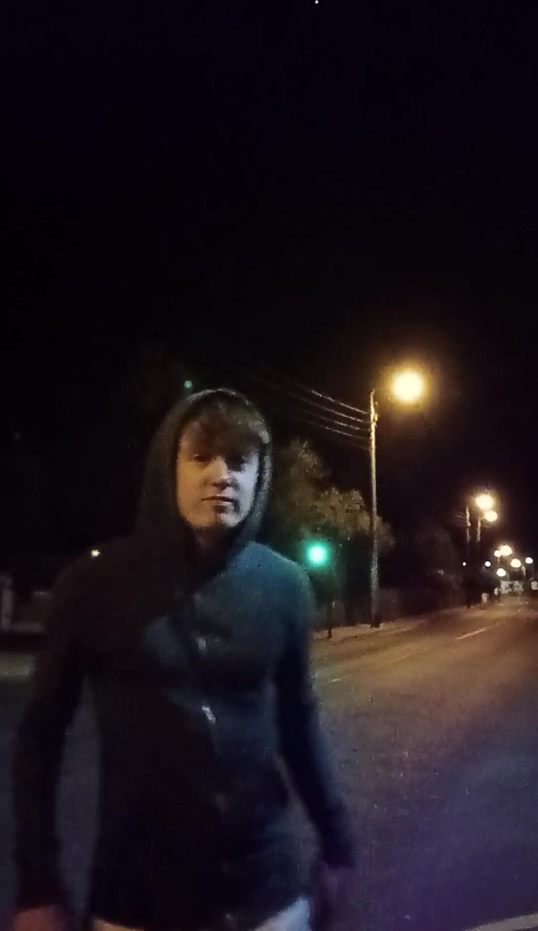 Adolescente se masturba en la calle