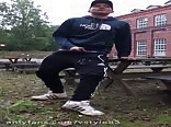 öffentliches wichsen und abspritzen auf adidas-jogginganzug-jungs