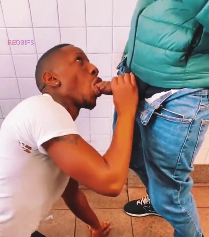 公衆トイレでフェラ