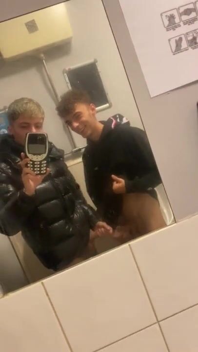 公衆トイレでのフェラと射精 - カラムとコール