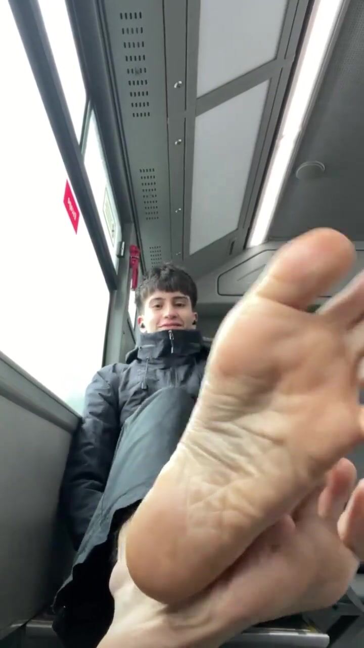 الشاب في المواصلات يُري والده باطن قدميه العاريتين