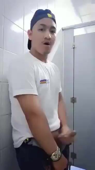 公衆トイレでゲイカメラの前で自慰する少年