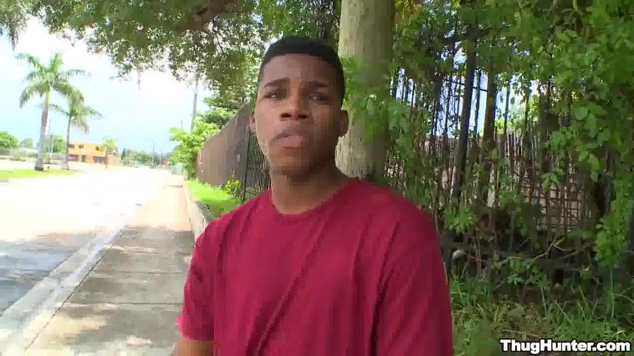 Adolescente exhibicionista en público