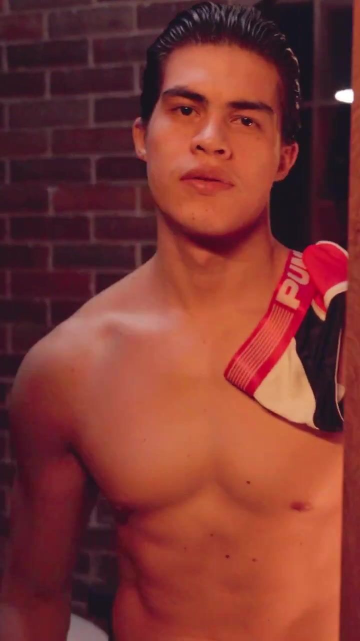 Beaux mecs en jockstrap pompent des bites musclées
