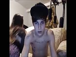 Chico punk chupa la polla de su novio