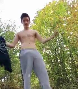 Twink tira a roupa esportiva do daddy musculoso para foder sem cami...