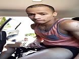 Masturbación en el coche con polla real