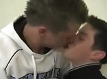 Garotos adolescentes de verdade fazendo um sexo a três intenso