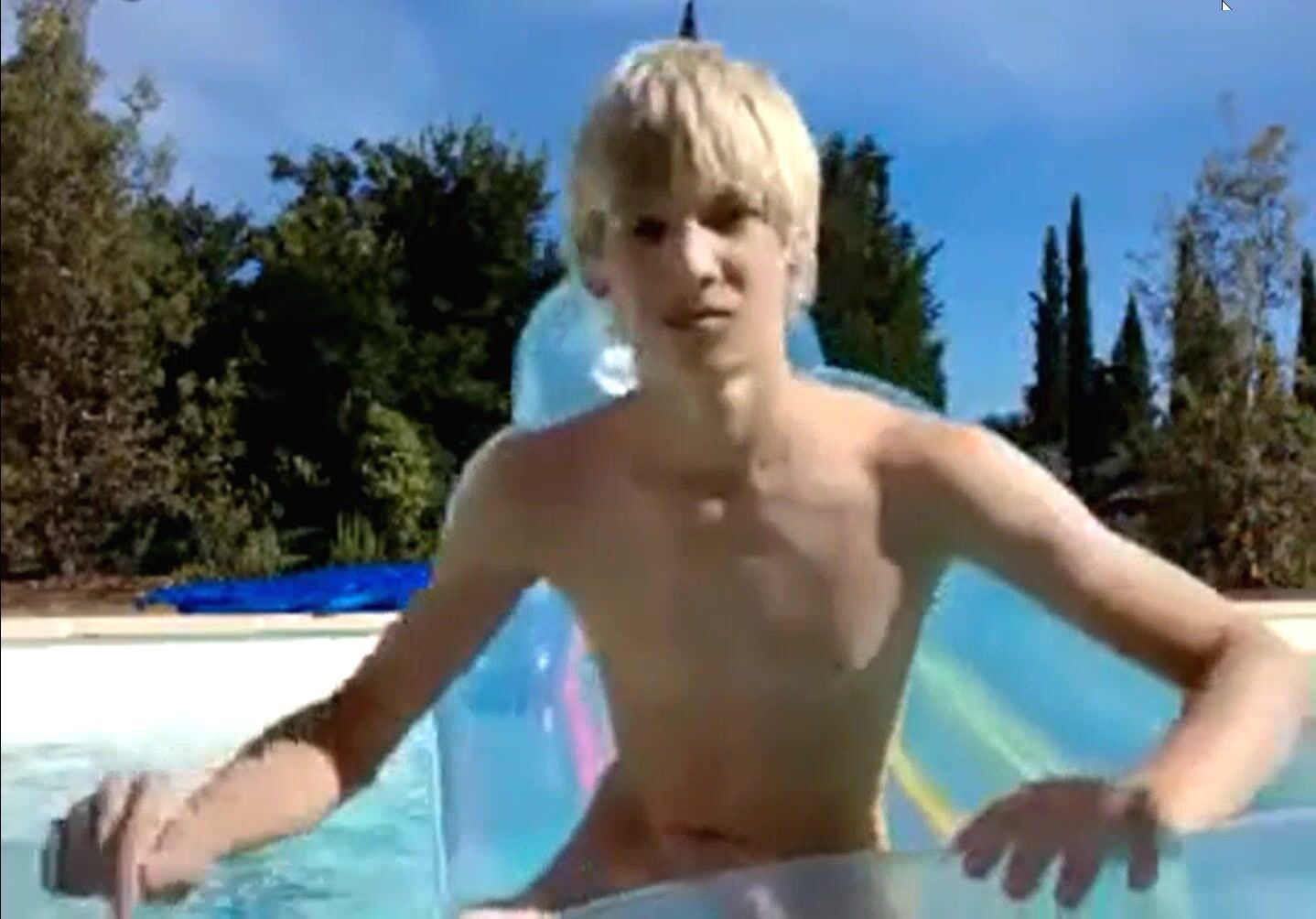 Sesión de polla a pelo en piscina con twink papi musculoso