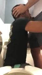 Porno aléatoire dans les toilettes pour garçons