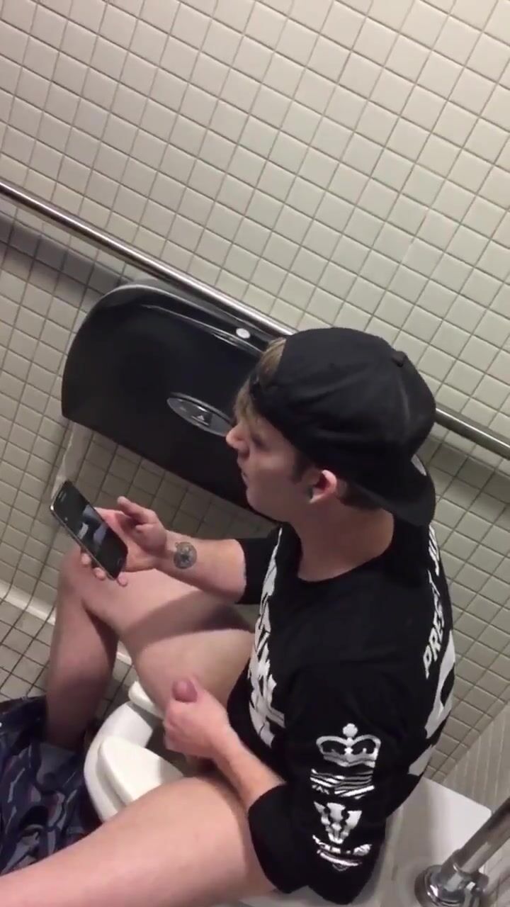 スパイがトイレで美少年を捕まえる