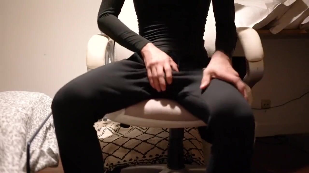 Eingekerkter twink reitet seinen großen schwarzen schwanz ohne kondom