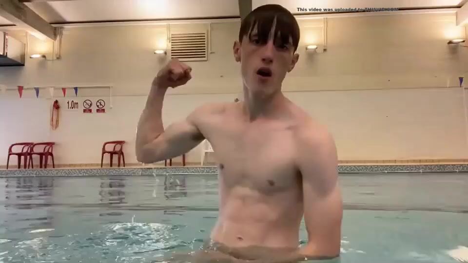 Show de verga en piscina pública: joven musculoso enseña su polla