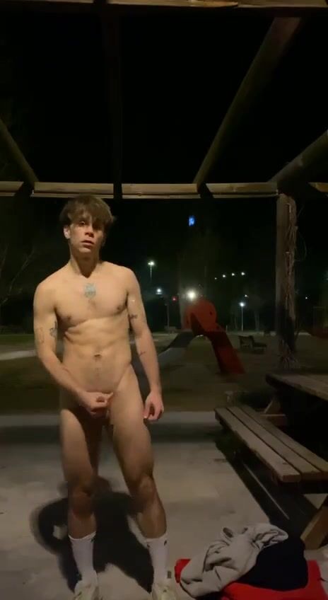 A nudez no parque fica arriscada