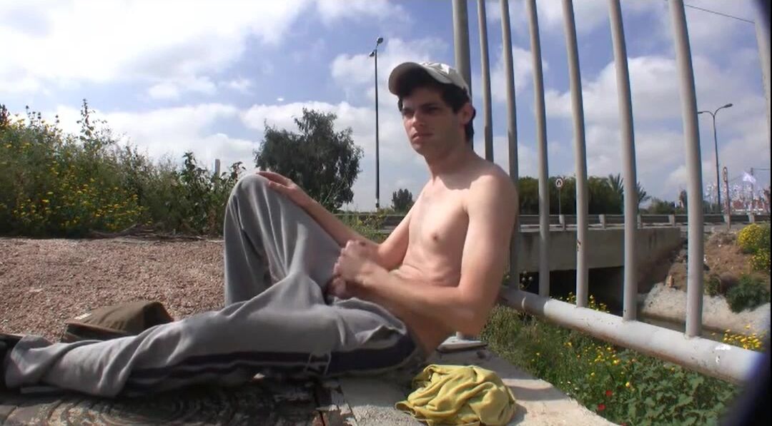 Public wank 'n' cum - risky gay tube action