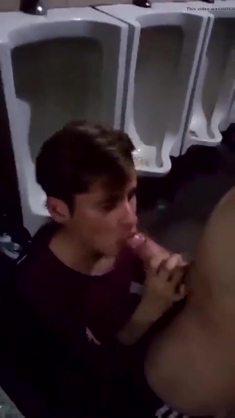 Boquete no banheiro público ação arriscada