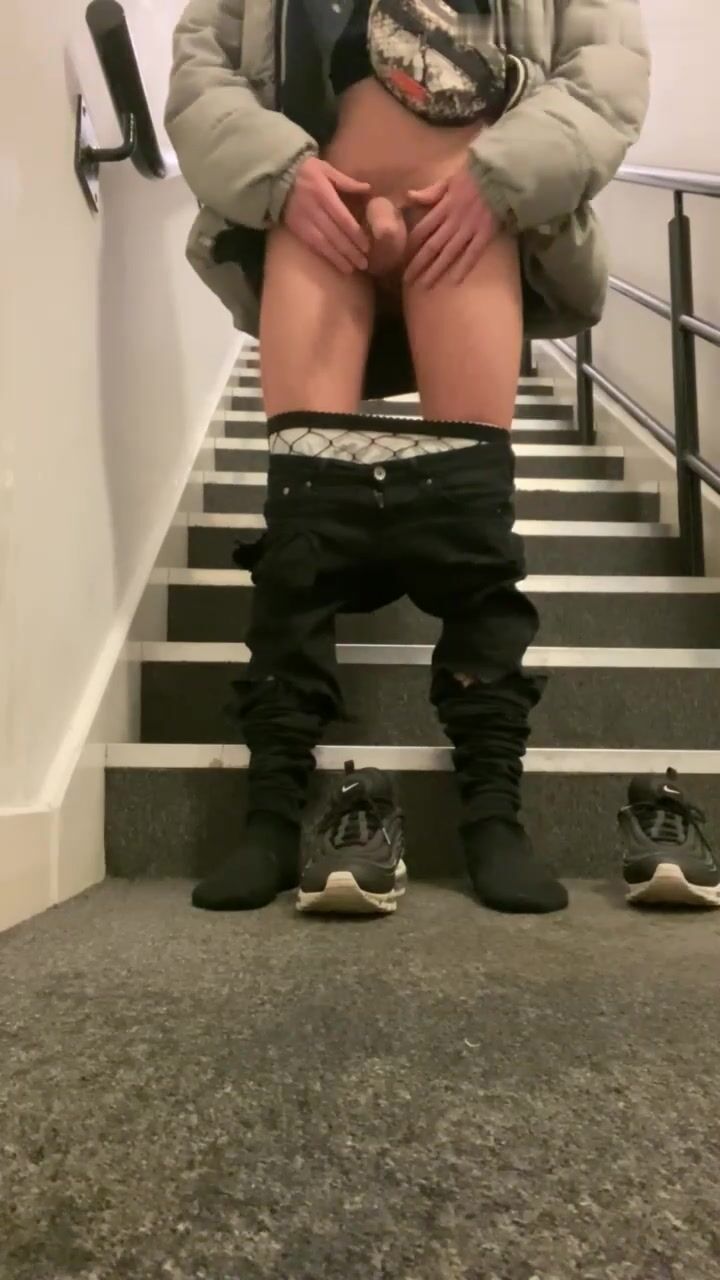 Risikobereiter twink pisst im flur seines freundes - schwule porno-...
