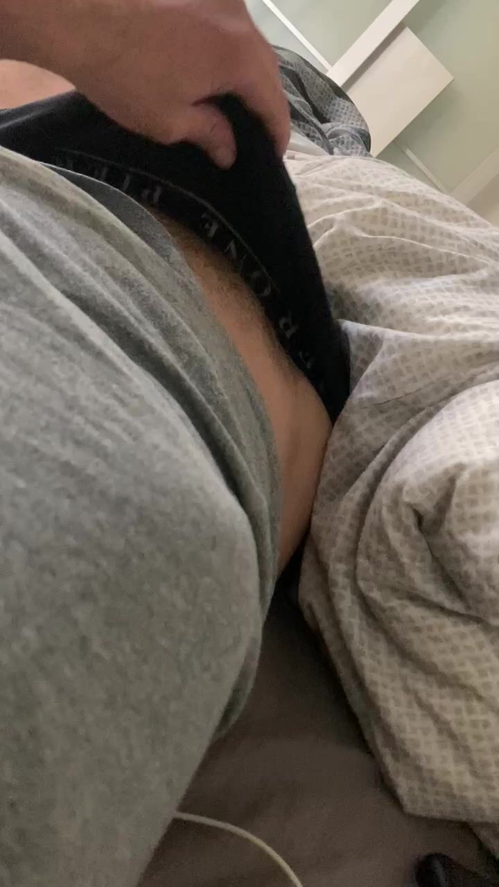 Ado chevauche la bite sans capote d'un daddy musclé 26
