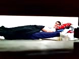 Caméra cachée filme un colocataire en train de sucer