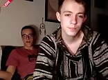 O colega de quarto adolescente gostoso faz um boquete delicioso no ...