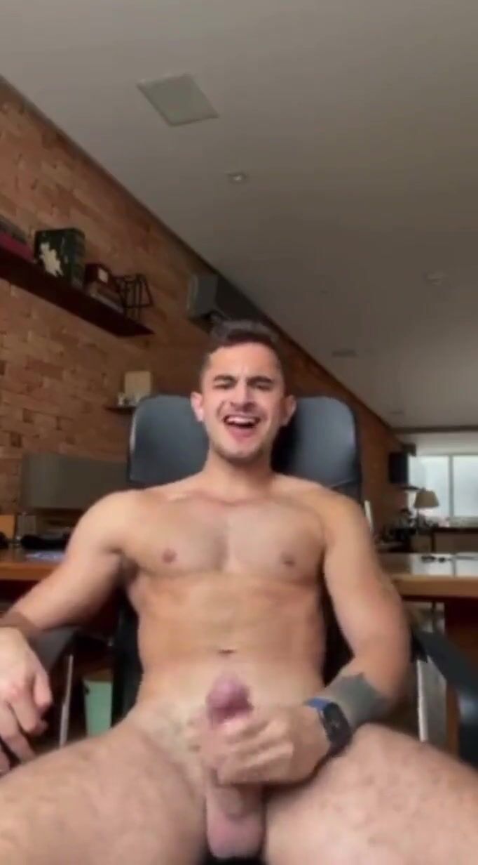 Roscoe jacks se corre en sus abdominales y pectorales