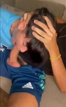 مراهق هاوٍ يحصل على نيك فموي قاسٍ