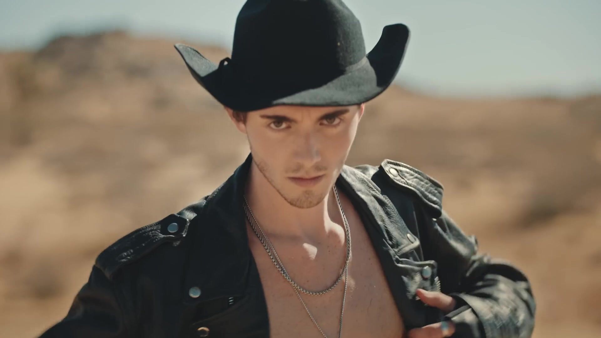 Greyson chance in stiefeln: twink reitet den blanken schwanz des mu...
