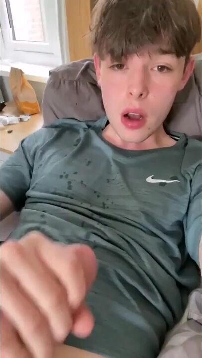 He sprays his t-shirt - rubax video