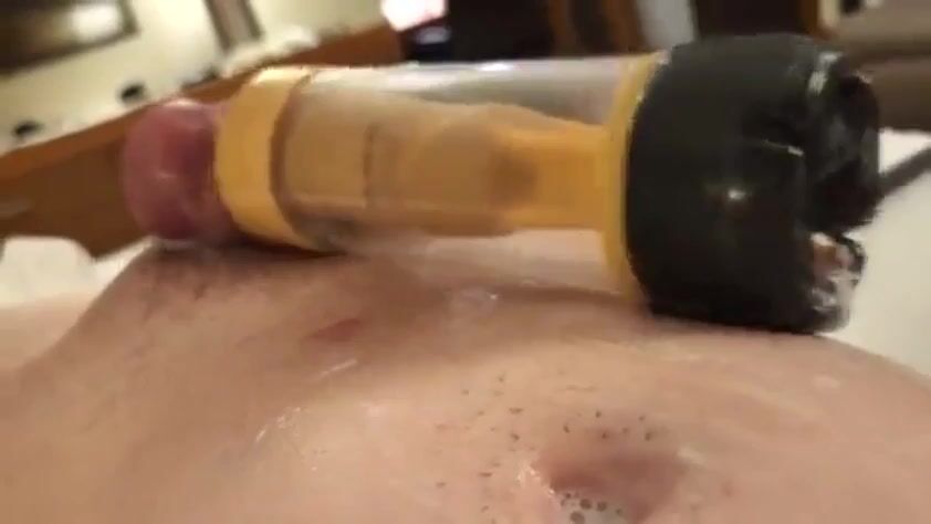 搾乳機でパパのチンポに搾り取られた少年