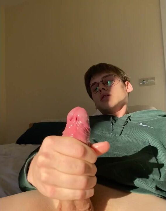 Liam wanks for his fans - nerdy boy