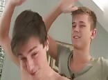 Jovencitos frotando pollas en vídeos porno gay