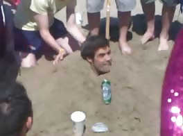 橄榄球小子在海滩上向同伴撒尿羞辱