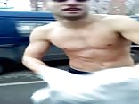 Adolescent russo desnudo pasea por las calles de la ciudad