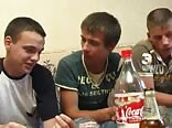 ロシアの酔っ払いの若いゲイがゲイポルノを打ち込む