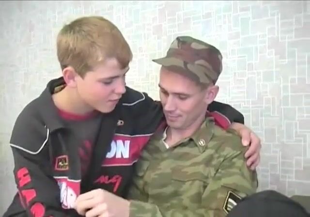 Soldat russe démonte un mignon minet