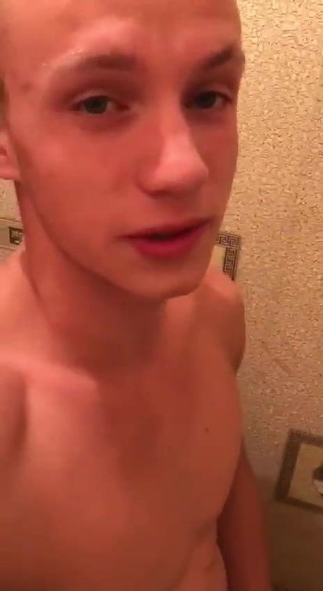 Twink pinkelt in die toilette
