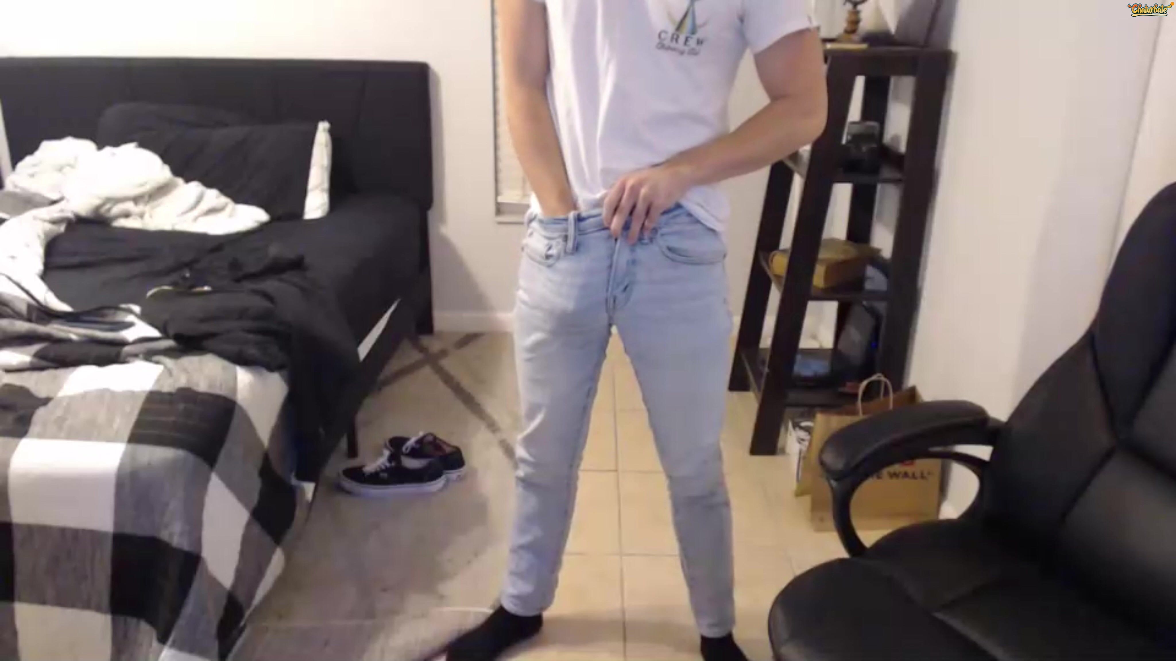 Los jeans de ryan siempre esconden un gran bulto