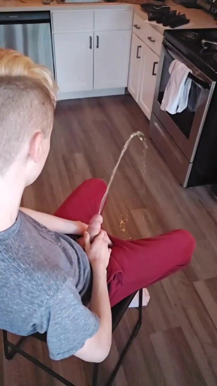 Ryan mija o pau da cadeira