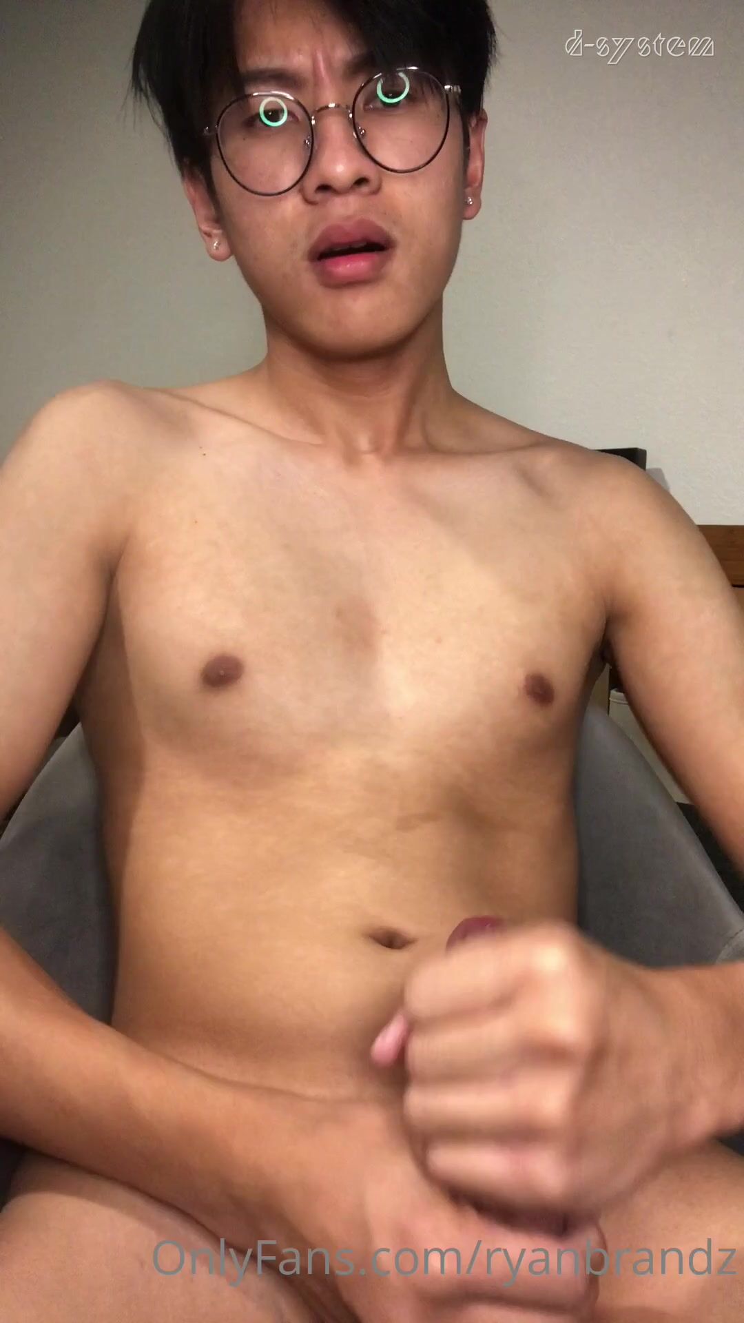 رايان يستمني ويقذف