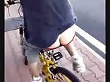 مراهق لطيف على دراجة bmx يتناك بقوة