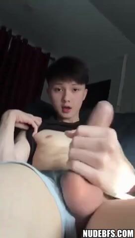 Jeune asiatique éjacule 2