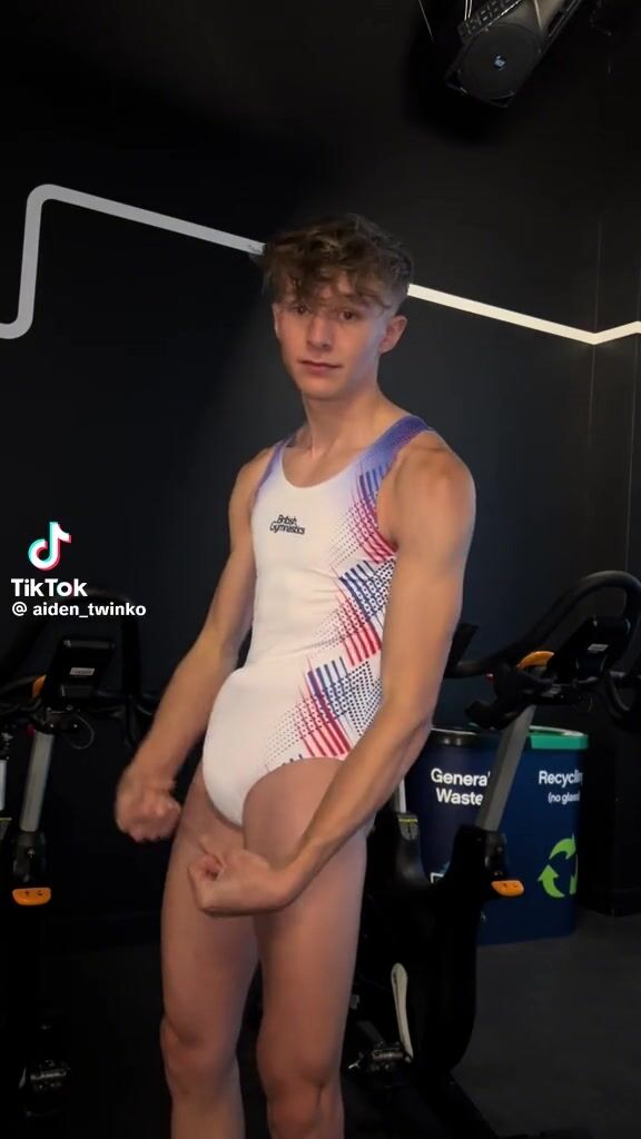 Twink com grande volume em pornô de academia