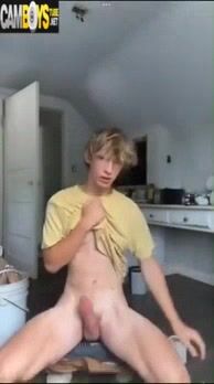 Blonder teenie sabian wichst seinen großen schwanz
