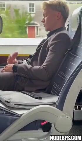 Minet blond branle bite dure dans bus